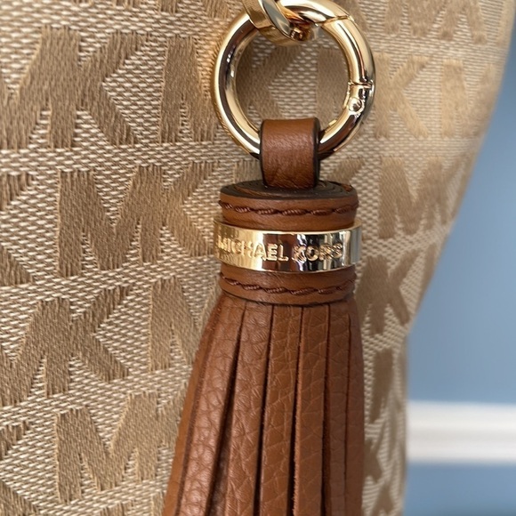 Brand New Michael Kors Beige Camel Medium Chain Tote Tassel Bag Zippered Purse - Picture 4 of 14